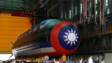 Taiwán presentó su primer submarino de construcción nacional en un momento en que las tensiones y las amenazas de China crecen